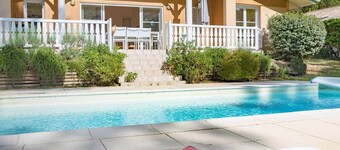 Family villa 10p, heated pool in a quiet location