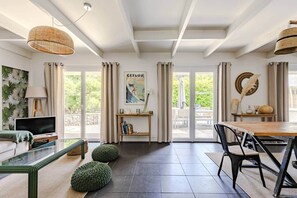 Fernseher, Kamin, DVD-Player, Tischtennisplatte