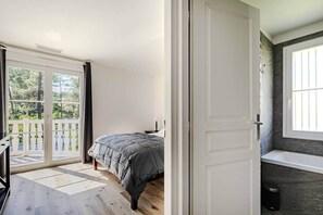 4 bedrooms, iron/ironing board, free WiFi