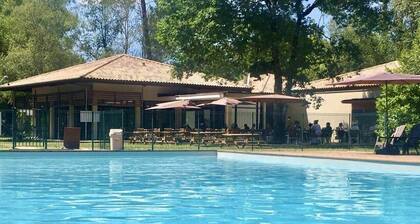 Wooden house, view and access to the lake,Marina