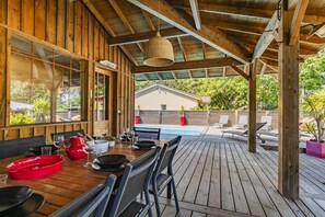Outdoor dining - Wooden Villa,heated pool,2 steps from the lake (Lacanau)