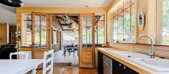 wooden villa typical of the basin with heated swimming pool by the lake, La Gde Escoure