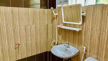 Habitació doble Deluxe | Bany | Dutxa, articles de tocador gratuïts i tovalloles