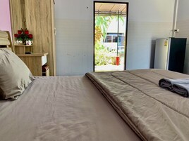 Deluxe Double Room | Desk, WiFi (free), bed sheets