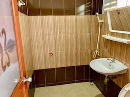 Ducha, artículos de tocador gratuitos, toallas