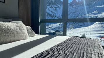 3 dormitorios, tabla de planchar con plancha, cuna de viaje