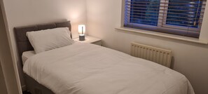 4 bedrooms, desk, iron/ironing board, free WiFi - Vyna Place-Close to City Hospital (Nottingham)