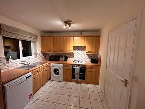 Fridge, microwave, oven, stovetop - Vyna Place-Close to City Hospital (Nottingham)