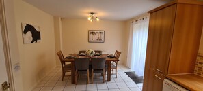 Dining - Vyna Place-Close to City Hospital (Nottingham)