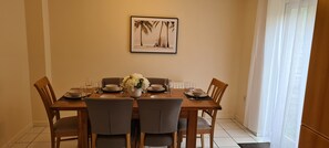 Dining - Vyna Place-Close to City Hospital (Nottingham)