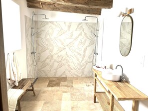 Dusche, Haartrockner, Seife, Shampoo