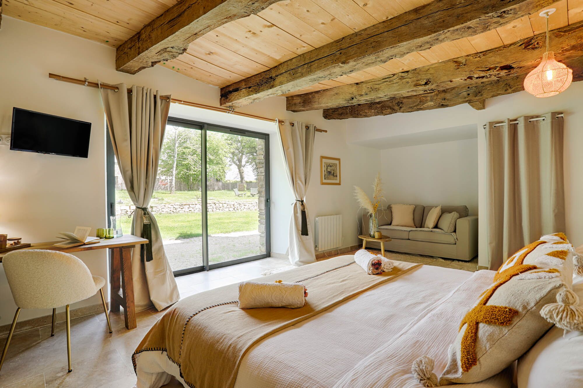 5 quartos, escrivaninha, ferros/tábuas de passar roupa