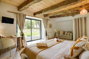 5 bedrooms, desk, iron/ironing board, free WiFi - Les Métairies Darthur, un Domaine Merveilleux ! (Tréal)