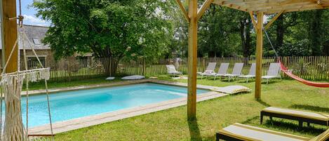 Una piscina al aire libre, una piscina climatizada