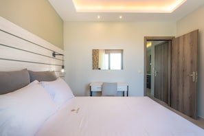 Lägenhet Deluxe - 1 kingsize-säng med bäddsoffa - balkong - utsikt mot poolen | 1 sovrum, allergitestade sängkläder och värdeförvaringsskåp på rummet