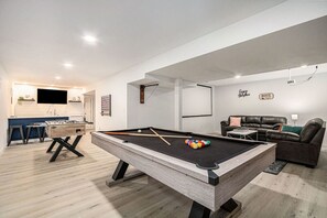 Games room - 5BR on 5 Acres, Hot Tub, Pickleball, Basketball, Arcade, Pool Table (New Buffalo)