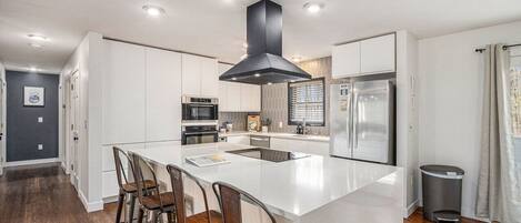 Een koelkast, een microgolfoven, een oven, een kookplaat