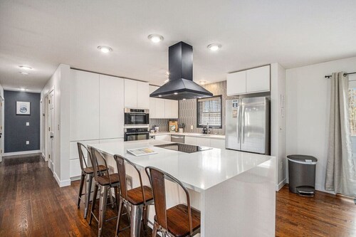 5BR on 5 Acres, Hot Tub, Pickleball, Basketball, Arcade, Pool Table