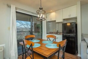 Dining - Studio Villa in Lake Lure with Rumbling Bald Resort Amenities (Lake Lure)