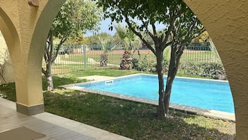 Una piscina techada, una piscina al aire libre