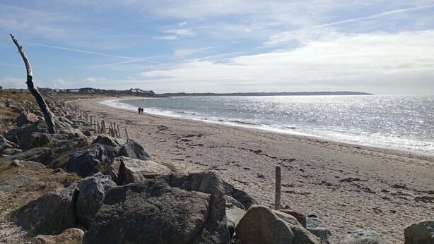 A beach with large rocks and a wooden fence. - Duplex vue sur le Port du Crouesty Pour 4 Personnes (Arzon)