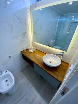 Secadora de cabello, bidet, toallas, jabón 