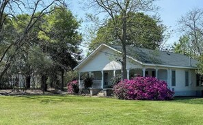Exterior - Southern Luxuries Farmhouse - Beautiful Romantic! (Ty Ty)