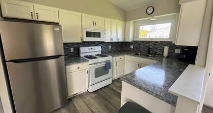 Lakeview Getaway: Steps away from park, public beach and boat launch