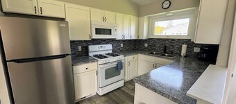 Lakeview Getaway: Steps away from park, public beach and boat launch