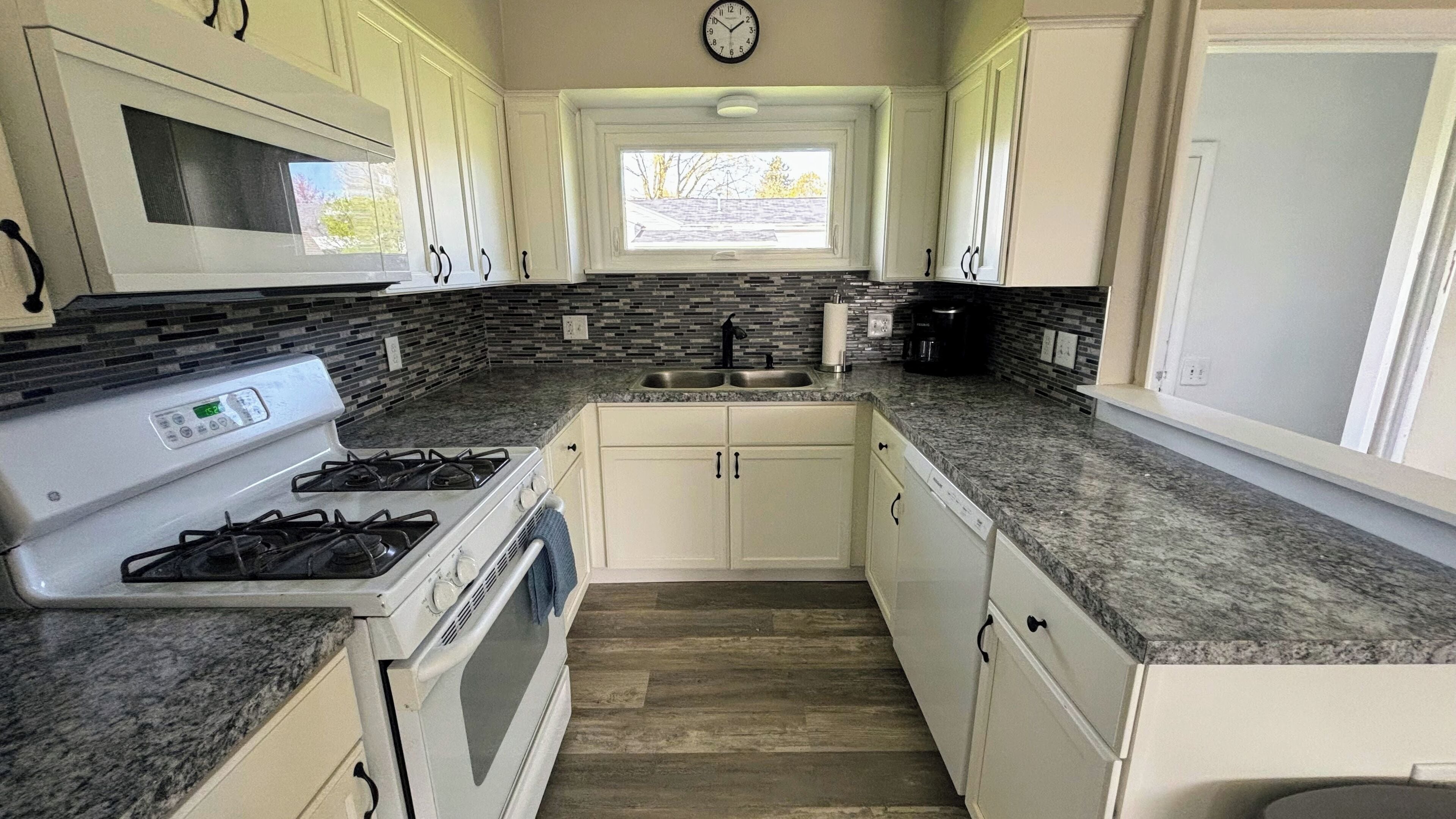 Geladeira, micro-ondas, fogão, cooktop