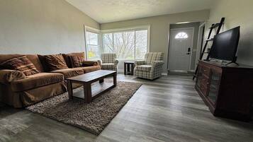 Televisor intel·ligent, futbolí i taula de tennis de taula