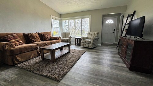 Lakeview Getaway: Steps away from park, public beach and boat launch