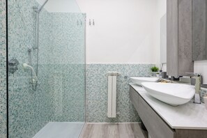 Dusche, Haartrockner, Handtücher, Seife