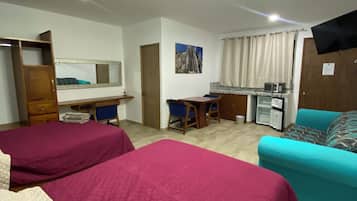 1 habitación, escritorio y espacio para trabajar con laptop