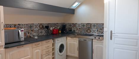 Frigorifero, microonde, forno, piano cottura