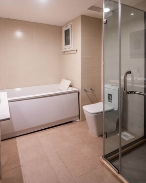 Separate tub and shower, deep soaking tub, towels - Urban Pumpkin 3-bedroom Apartment, Gerrard Road (Lagos)