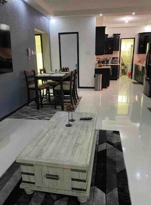 Dining - Quiet , pool, gated,security (kingston 19)