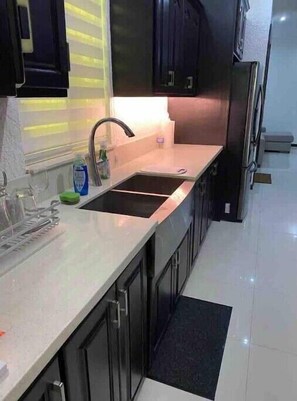 Cookware/dishes/utensils, spices, lobster pot - Quiet , pool, gated,security (kingston 19)