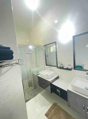 Shower, hair dryer, towels, soap - Quiet , pool, gated,security (kingston 19)