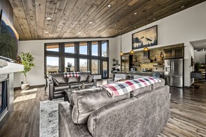 Een televisie en een open haard