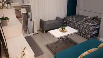 Iron/ironing board, WiFi, bed sheets