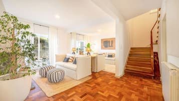 Villa, 3 habitaciones, alberca privada | Área de sala de estar | Televisión LCD de 100 pulgadas con canales por cable y chimenea