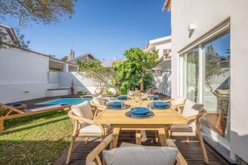 6 outdoor pools