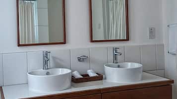 Classic Double or Twin Room | Bathroom | Towels, soap