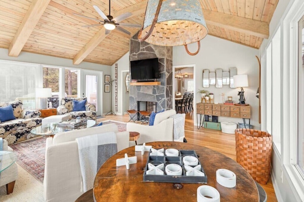 Smart TV, chimenea y oficina