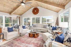 Smart TV, chimenea, oficina