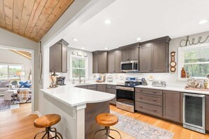 Fridge, microwave, oven, stovetop - Admirals Retreat - Dock, Pickleball & Firepit (Milledgeville)