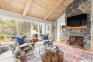 Smart TV, fireplace, offices - Admirals Retreat - Dock, Pickleball & Firepit (Milledgeville)