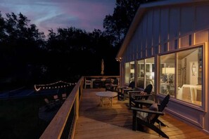 Outdoor dining - Admirals Retreat - Dock, Pickleball & Firepit (Milledgeville)