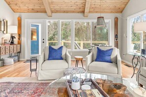 Smart TV, fireplace, offices - Admirals Retreat - Dock, Pickleball & Firepit (Milledgeville)